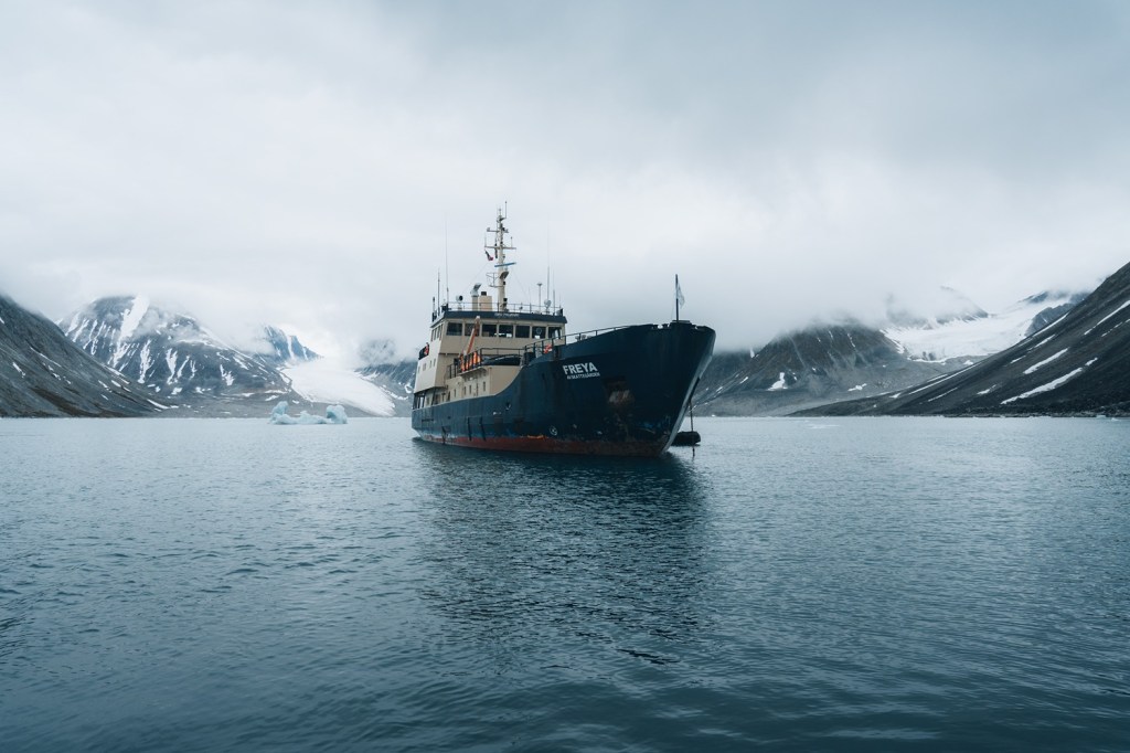 ship boat sail ice svalbard fjord travel science study water mountains 